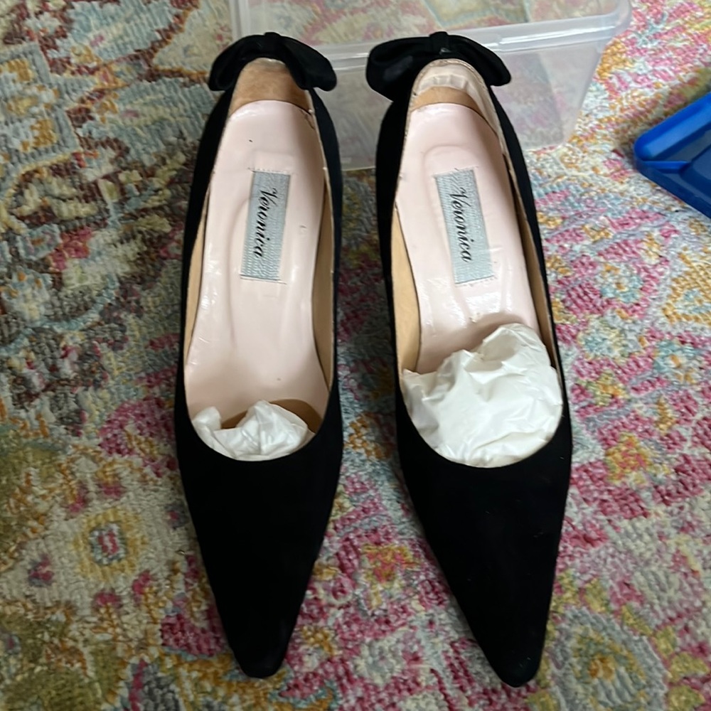 Beautiful suede shoe with great bow detail on heel 3”